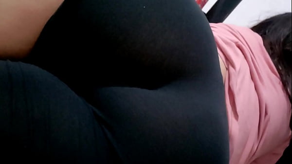 DOÑA MARY EN RICO SHORCITO LE HAGO MASAJE EN EL CULO